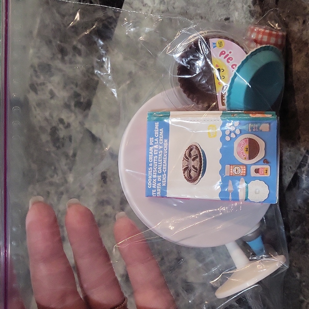 Miniverse Make It Mini Cookies & Cream Pie - Picture 3 of 3